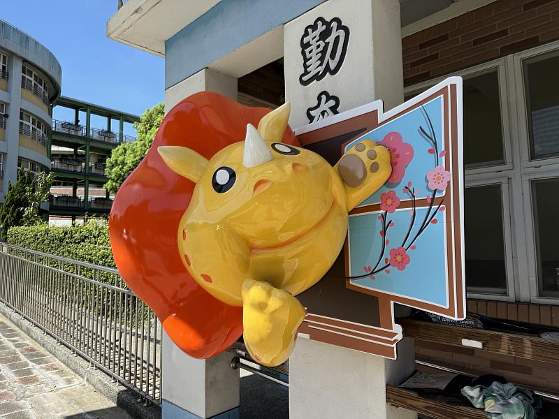淡水古蹟博物館「裝置藝術品巡迴展覽」活動計畫日前在三峽國小試辦展出，獲得熱烈回響，師生直呼「巨型寵物」太可愛。