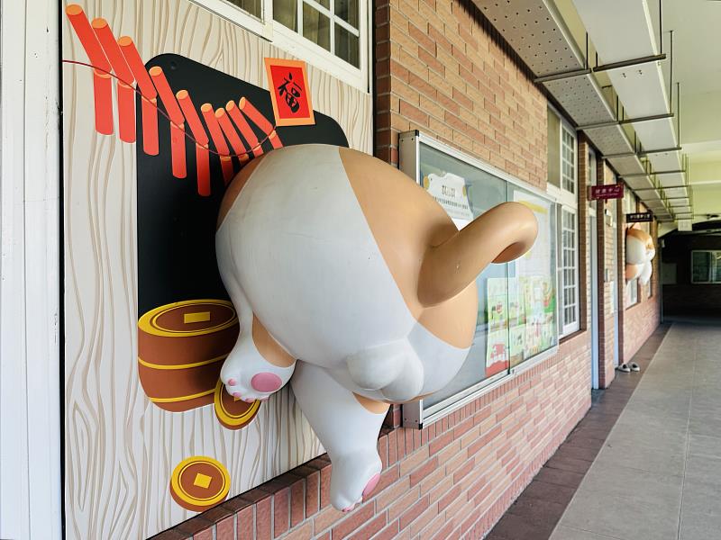淡水古蹟博物館「裝置藝術品巡迴展覽」活動計畫日前在三峽國小試辦展出，獲得熱烈回響，師生直呼「巨型寵物」太可愛。