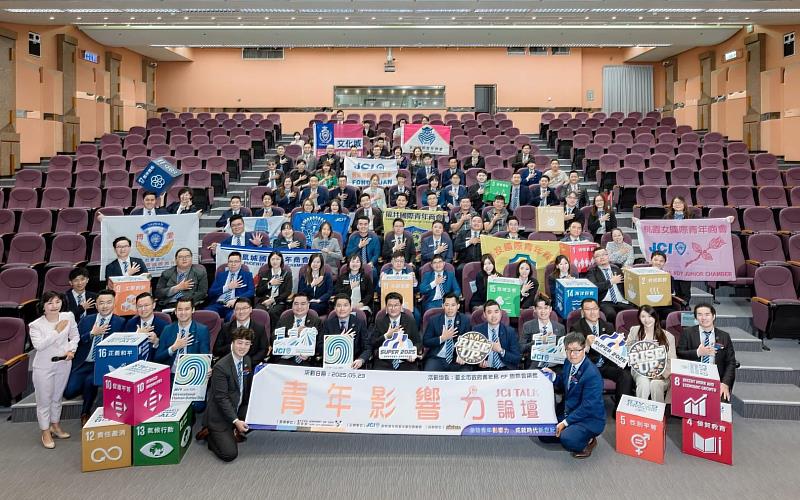 「2025未來∞永續論壇（FUTURE ∞ SUSTAINABILITY FORUM）」參與貴賓與講者合影。