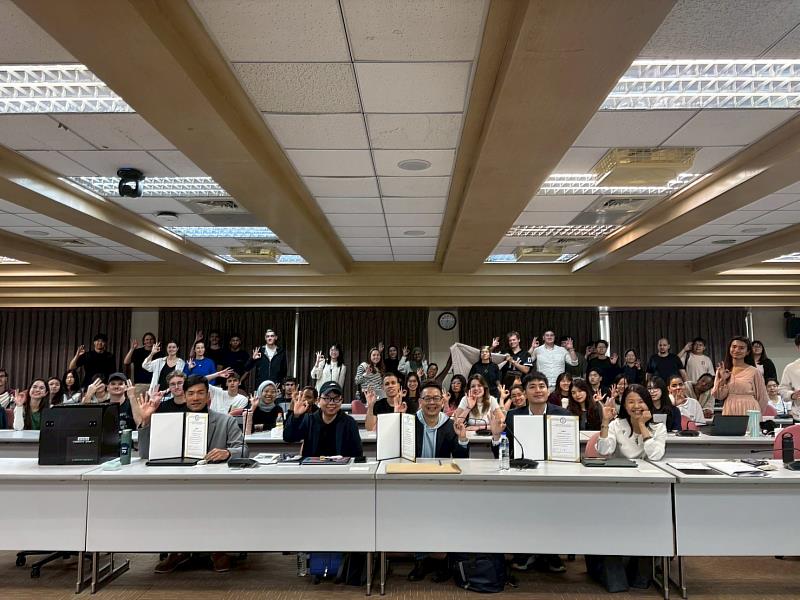第五屆台灣尤努斯創新獎—國立政治大學校園巡迴說明會，吸引外籍學生參與。