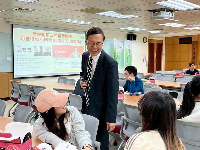 台灣卡內基訓練(傳振企業管理顧問股份有限公司)副總經理孫彬啟於說明會時與學生互動。