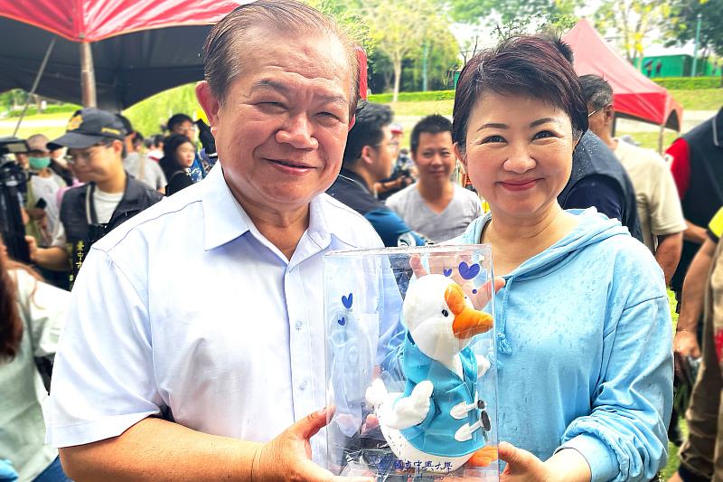 興大李長晏主任秘書(左)代表詹富智校長,致贈中興鵝玩偶給予盧秀燕市長(右)及啟明學校的同學們。