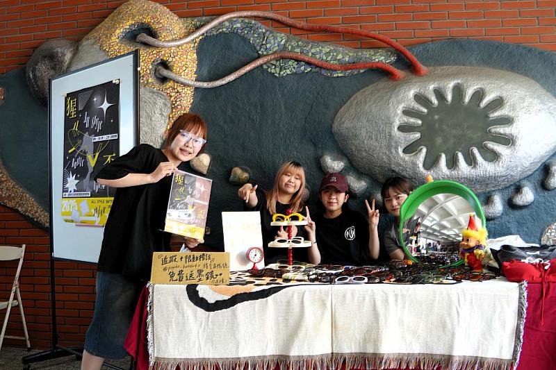 南大阿勃勒節開幕式現場還有南大學生策劃的創意市集展出多項原創作品，展現校園多元風貌