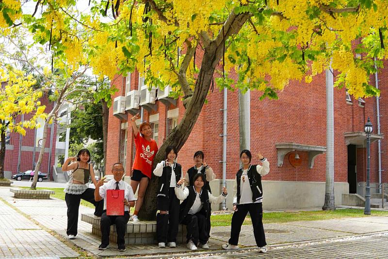南光高中張添唐校長蒞臨現場，為參加南大阿勃勒節熱舞賽的學生加油打氣