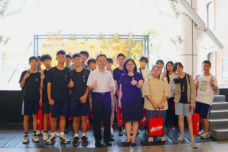 南二中同學參加南大2025阿勃勒節開幕式上午舉辦的自主學習工作坊，提前體驗大學生的學習氛圍