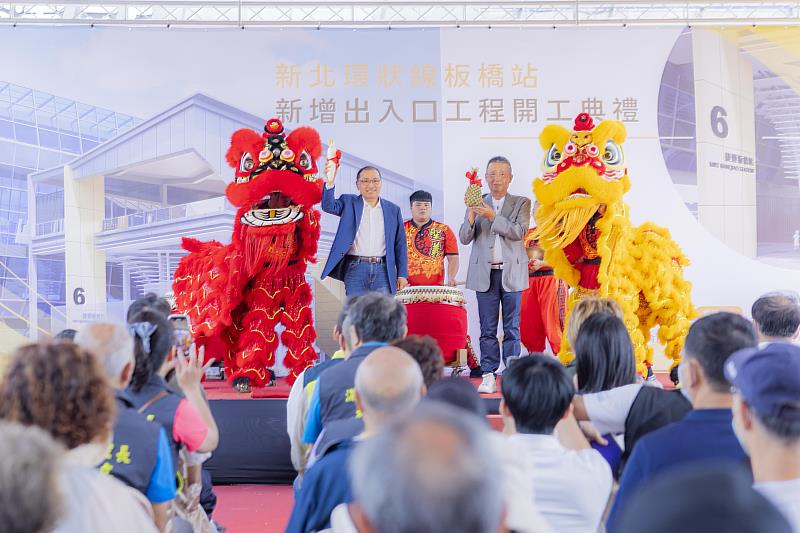 侯市長與施工廠商接下好彩頭