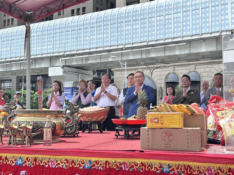 侯市長率施工團隊祈禱工程順利