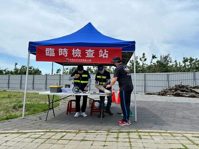 民眾拾得漂流木至臨時檢查站登記