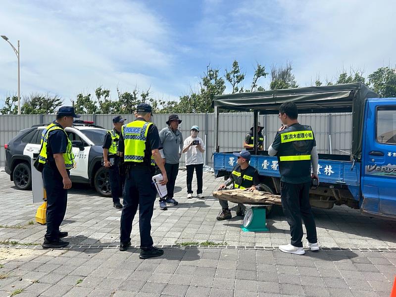 民眾拾得鋸切漂流木，聯合保七總隊第五大隊辦理身份識別及後續說明