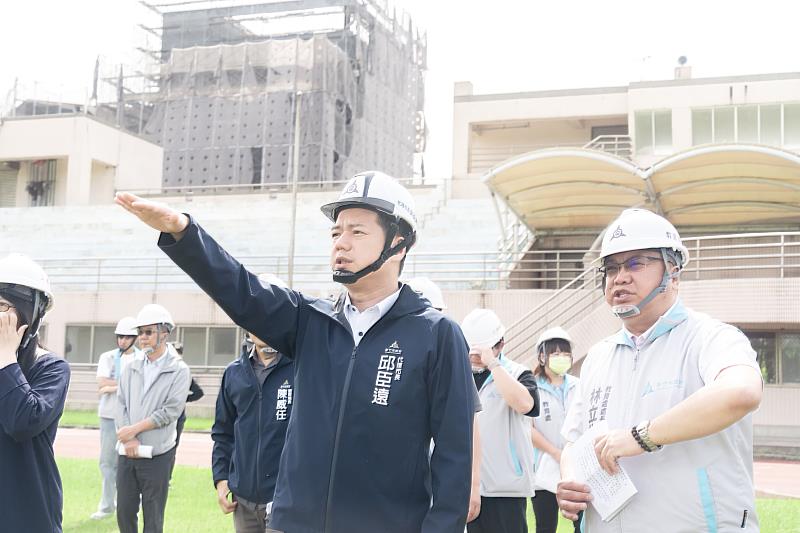 新竹市立香山綜合運動場改建工程6月開工，邱臣遠代理市長視察要求落實工程品質。