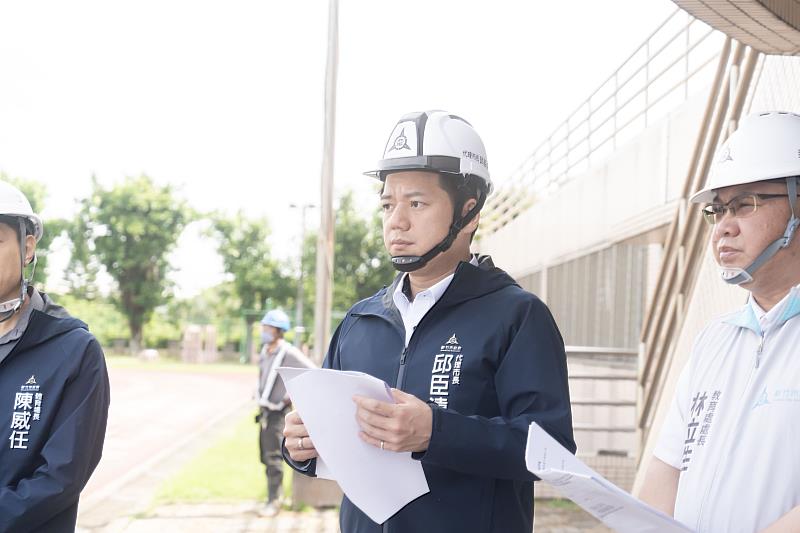 新竹市立香山綜合運動場改建工程6月開工,邱臣遠代理市長視察要求落實工程品質。