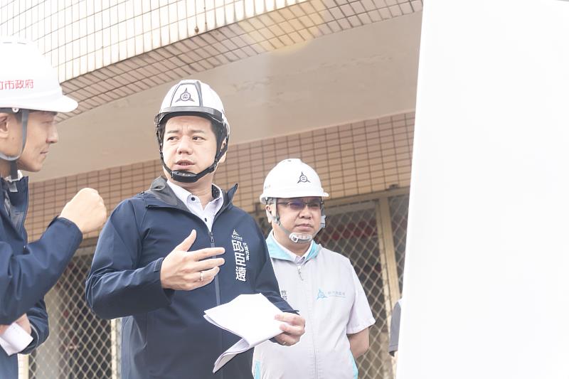 新竹市立香山綜合運動場改建工程6月開工，邱臣遠代理市長視察要求落實工程品質。