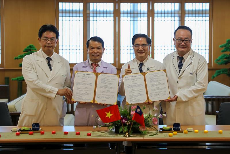 花蓮慈濟醫院與越南草藥研究院簽訂合作備忘錄，花蓮慈院院長林欣榮(右二)、副院長黃志揚(右一)、何宗融(左一)，及越南草藥研究院院長陳德勇博士(左二)，共同約定將展開疾病治療領域的草藥研究合作，加速推動草藥的現代化與國際應用。