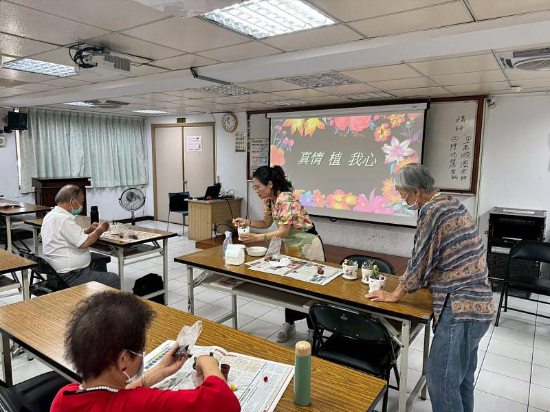 樂活學程陳巧慧與奇美醫院團隊到松年大學帶領長輩進行園藝活動