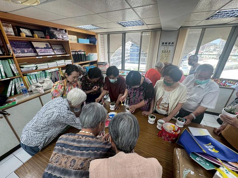 陳巧慧親自帶領長輩進行園藝活動
