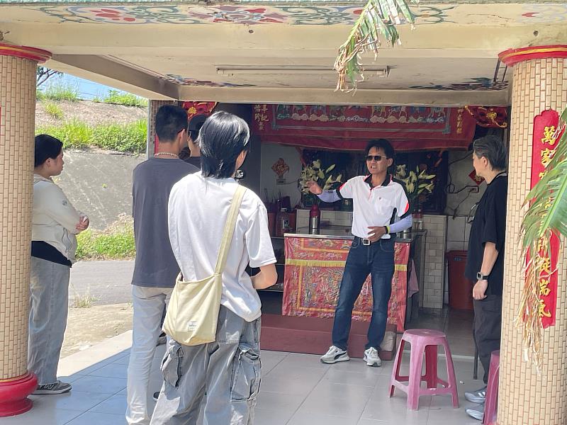 南興國小黃寶東校長(右2)向師生說明「萬聖公廟」存在的意義