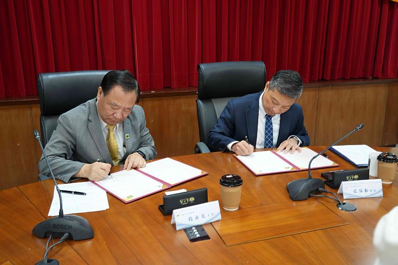葛永光主任與輔仁大學藍易振校長共同簽訂多元合作方案