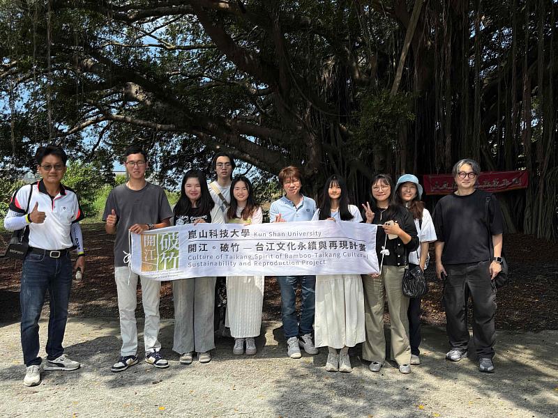 崑山科大師生與南興國小黃寶東校長(左1)在大榕樹下合影