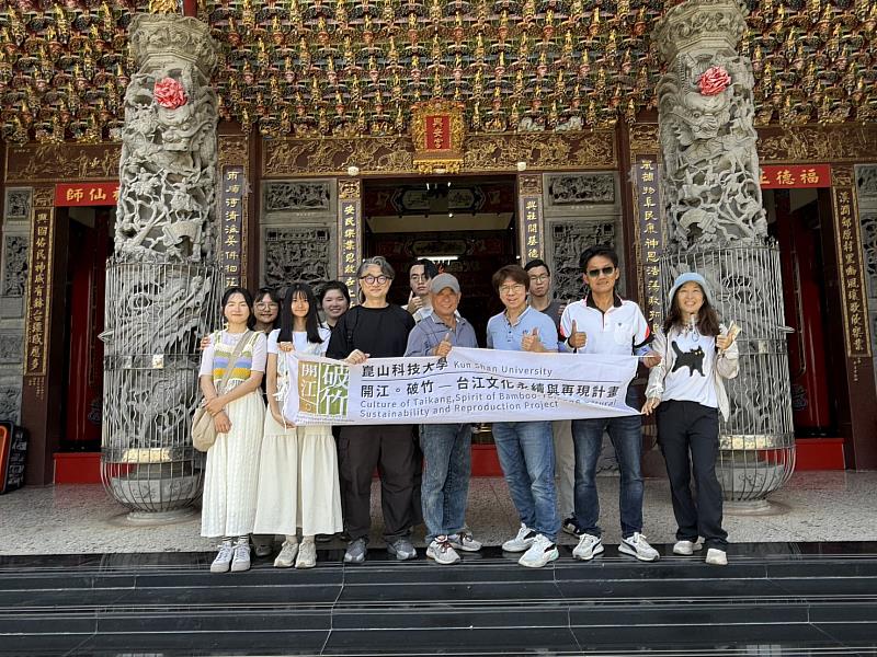創媒學院USR計畫推動地方文化學習，邱國峻院長(前排右3)帶領師生走訪興安宮