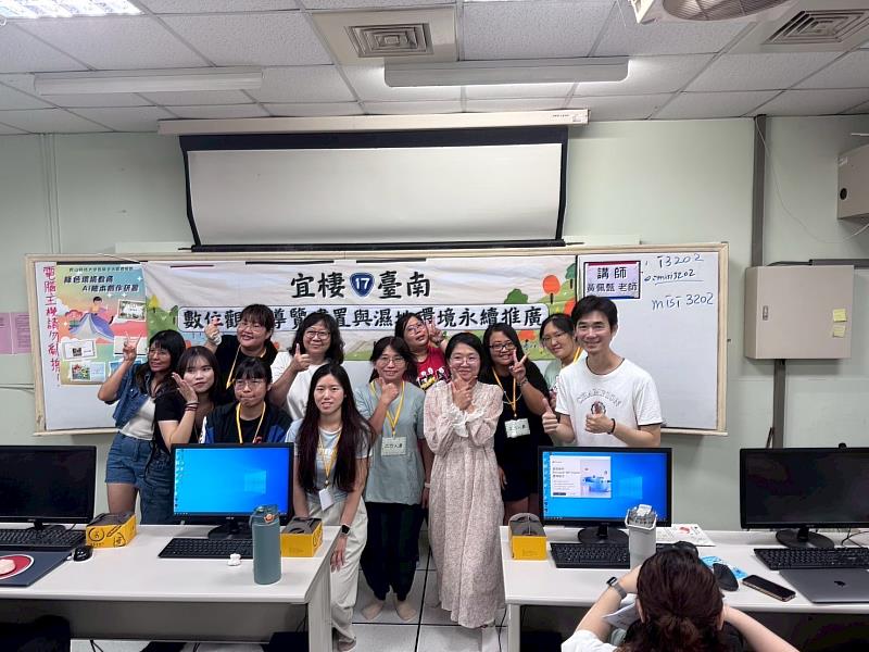 幼保系助理教授王美晴博士(後排左3)與崑山土城非營利幼兒園團隊合影