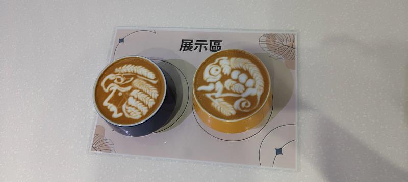 陳修醫作品「印地安人」(左)及林鉦哲作品「變色龍」(右)