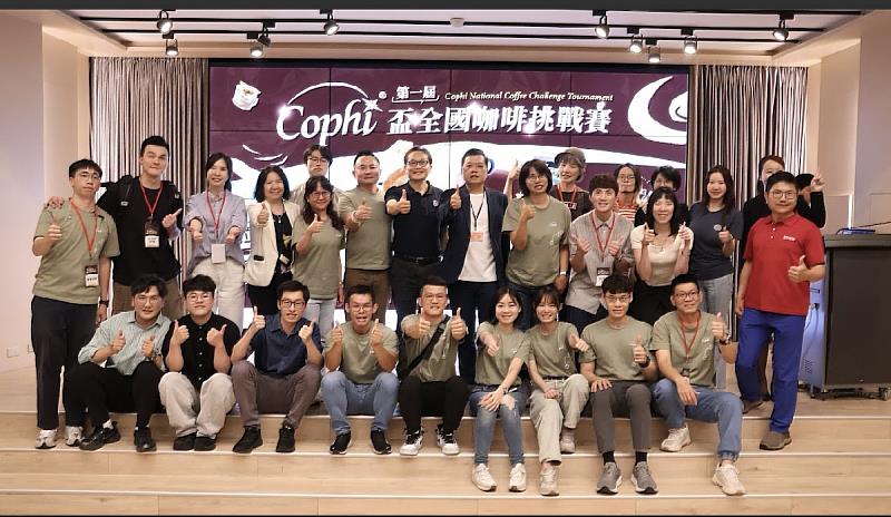 崑山科大師生與評審團隊合影
