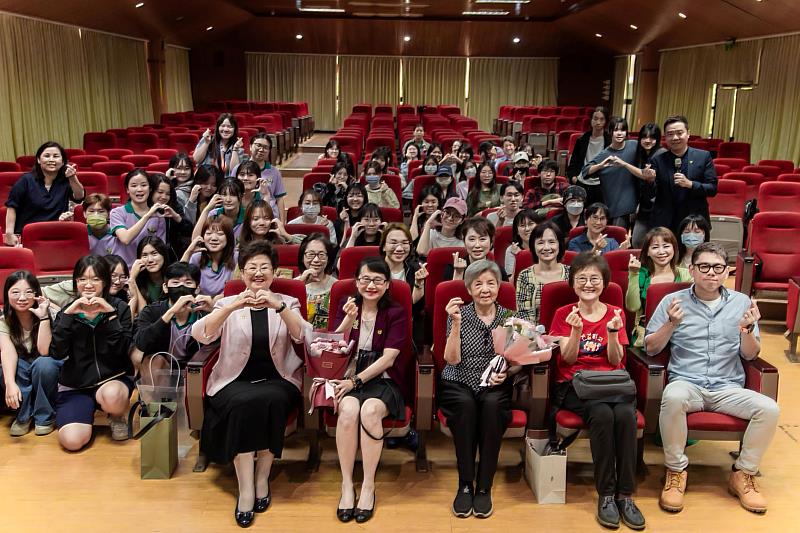 于乃鳳結合自身近50年的職場歷練與人生體悟，分享如何在變動快速的全球化環境中，培養跨國能力。(圖前排左至右)于乃鳳校友、莊慧玲校長、鮑霦前校長、廖南雁老師及許哲豪理事長。