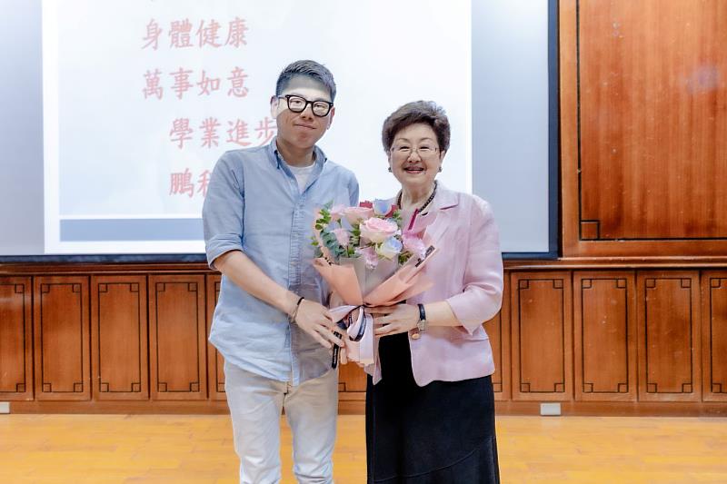 文藻校友總會許哲豪理事長(左)出席講座並獻花致意