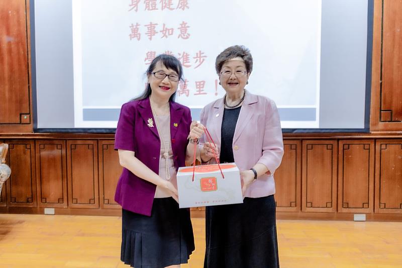 文藻外大莊慧玲校長(左)致贈校友企業鄧師傅禮盒予于乃鳳校友(右)留念