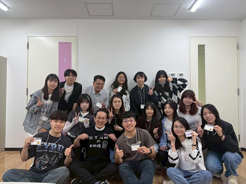 中臺科大牙技系同學與日本新東京齒科技工士學校同學交流合影