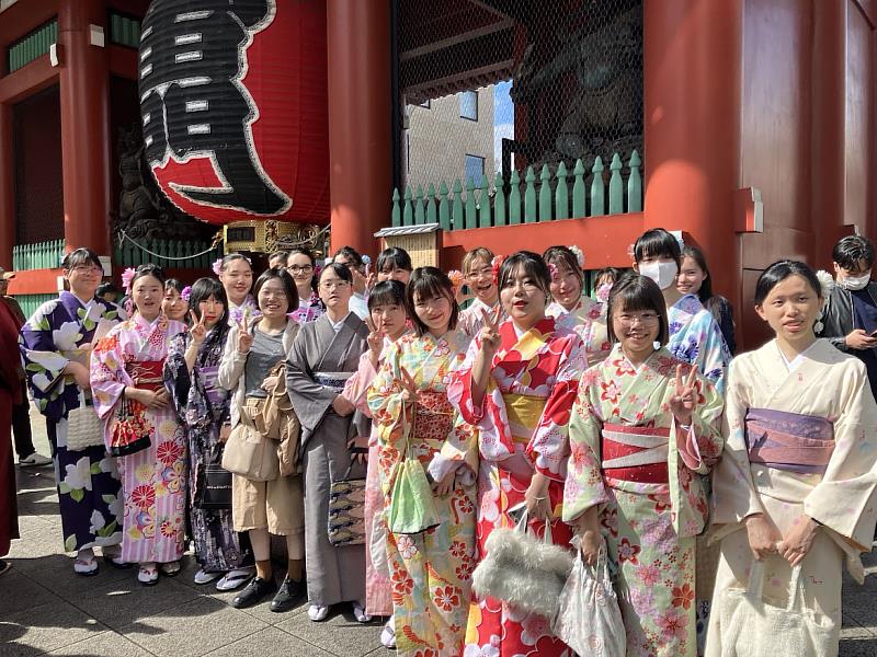 文藻外大日文科李昀芯於日本清泉大學交換期間，與交換生造訪東京知名淺草寺。