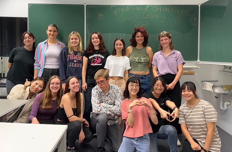 文藻外大德國語文科陳盈岑與德國萊比錫大學同學及老師合影