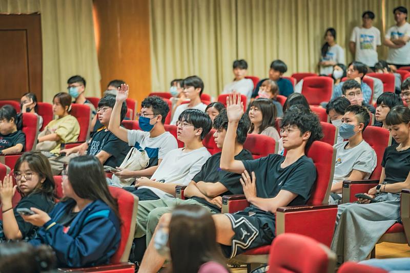 文藻外大學生互動踴躍回應