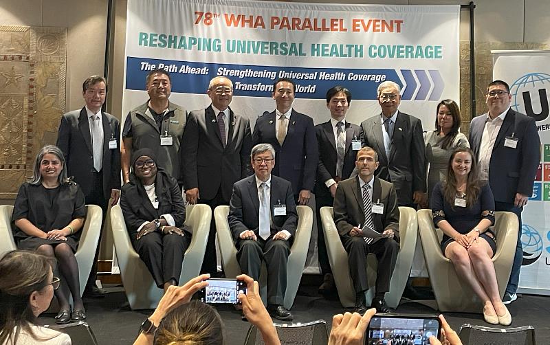 由世台聯合基金會與美國全球健康理事會合辦的「2025 WHA全球論壇–重塑全民均健（Universal Health Coverage, UHC）」，討論歐、亞、非三洲的全民健康覆蓋情形。陳建仁前副總統（前排中）、文藻外大羅文笙教授(前排右二)發表演說。相片提供/世台基金會