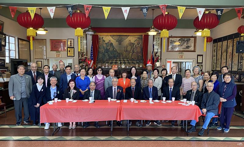 僑務委員會副委員長張良民(前排左五)與羅省龍岡親義公所主席張展鵬(前排右五)及宗親等人合影