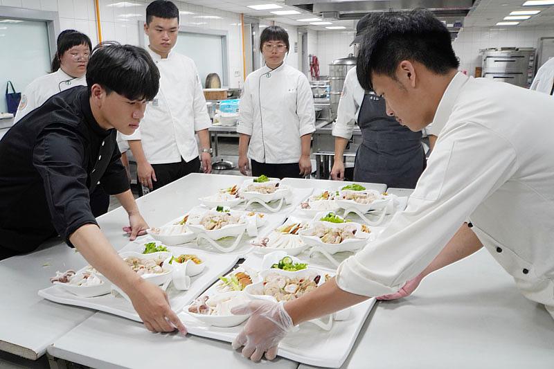 大葉大學餐旅系大三生製作料理