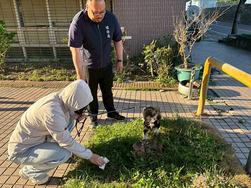 繫妥狗繩 帶上狗便撿拾器 隨手清狗便 做個遛狗模範生 共同維護臺東的好環境