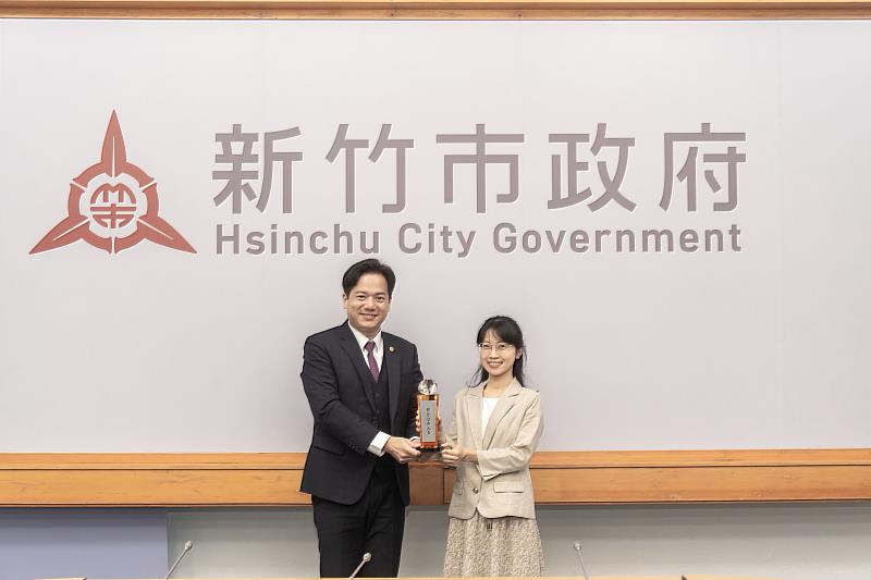 受獎公務員-華德福實驗學校事務組長蘇聖涵。