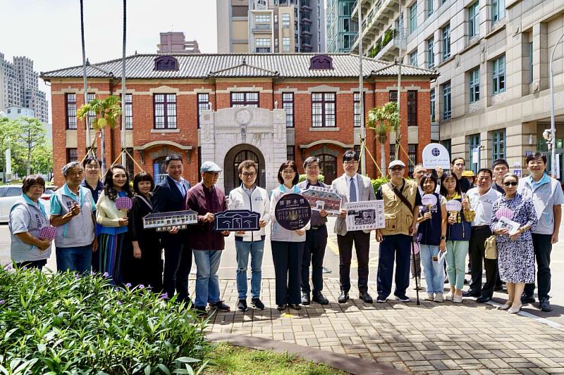 新竹市政府秘書長張治祥與貴賓合影。