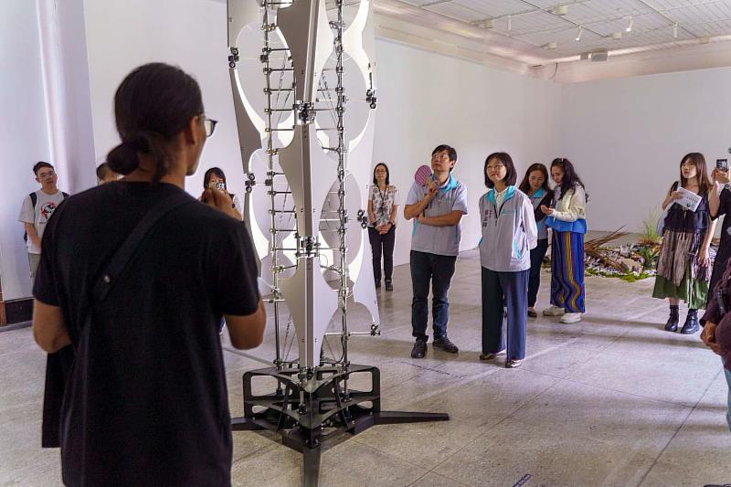藝術家李宸安介紹作品「未竟之柱」。