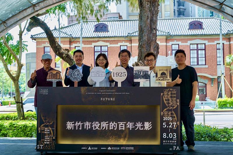 新竹市政府秘書長張治祥與貴賓合影。