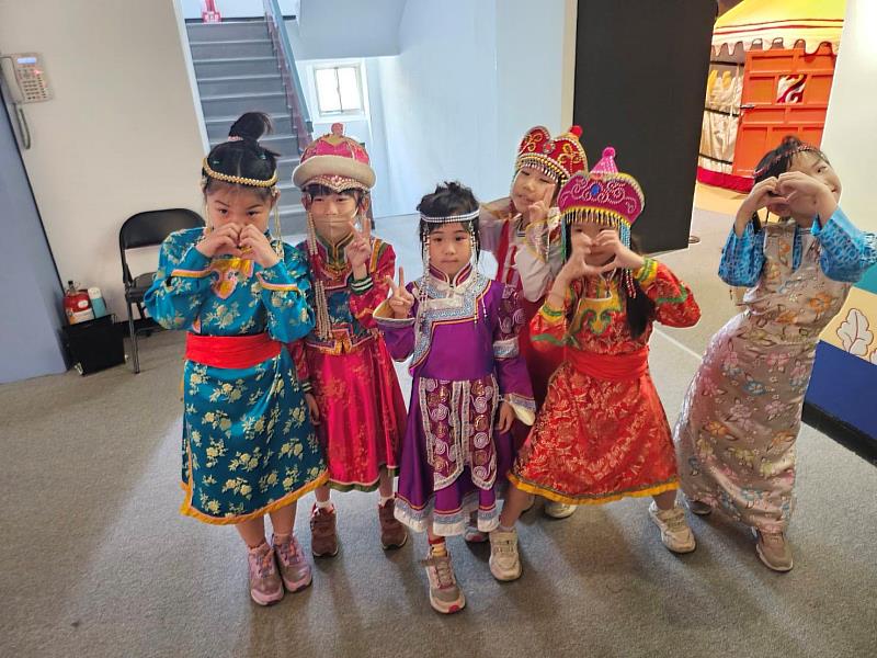 德和國小同學進行蒙藏民族服飾體驗