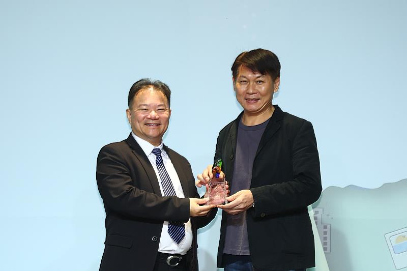 觀光新聞處范書銘副處長代表領取榮耀(中國時報 攝)