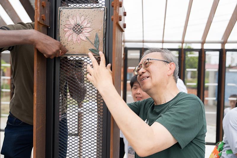 長榮大學校長李泳龍鑲嵌陶板藝術亭牆面上的陶板