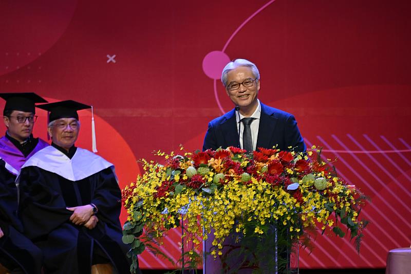 身為世新校友的台灣金融研訓院院長高一誠，勉勵畢業生勇敢追夢，持續在專業領域中發光發熱，為社會貢獻所長。（世新大學提供）