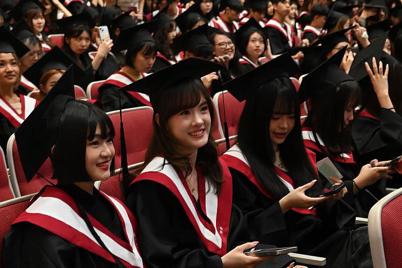 參加過女團選秀的世新大學資傳系陳萱（左二），就學期間已是凱渥簽約藝人。（世新大學提供）