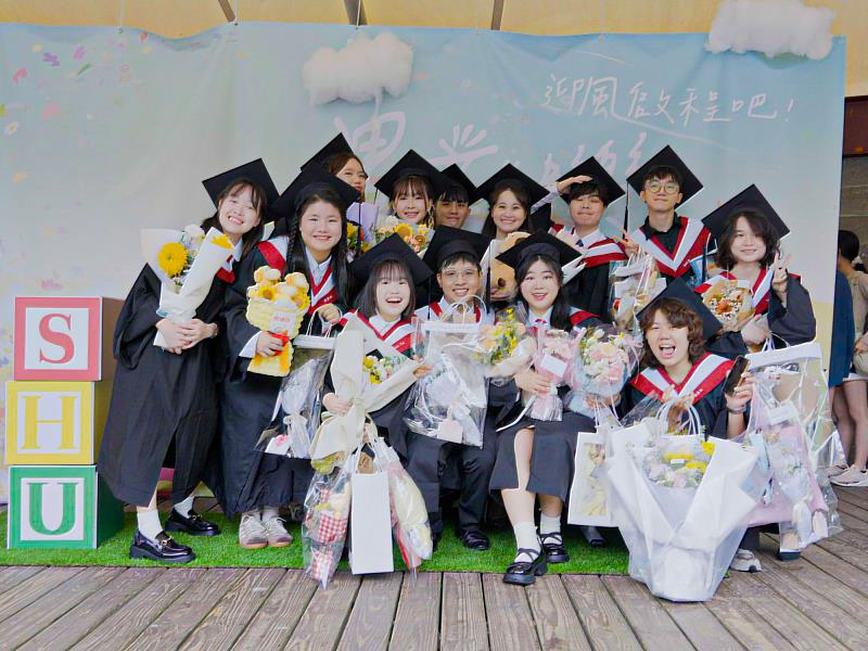 世新大學113學年度畢業典禮，分為兩天五場次舉行，校園各處充滿慶祝氛圍。（世新大學提供）