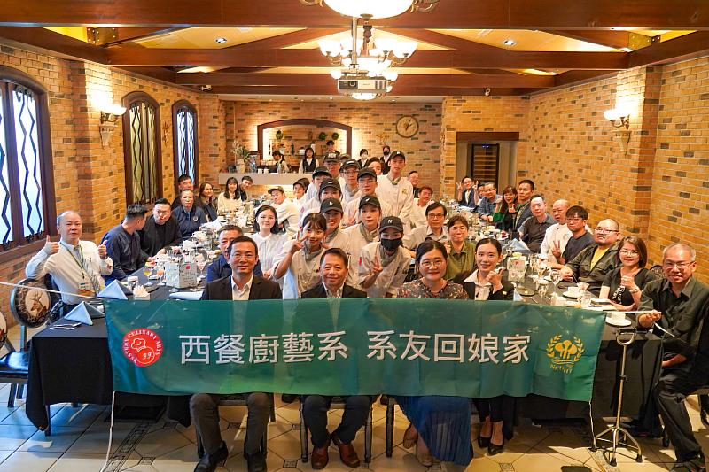 高餐大西廚校友回到熟悉實習餐廳，重溫大學時光