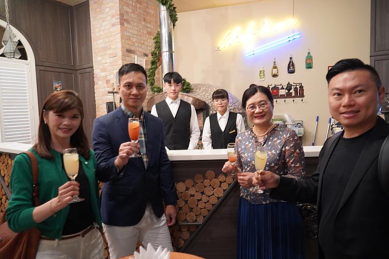 高餐大西廚系江敏慧主任樂迎校友回校
