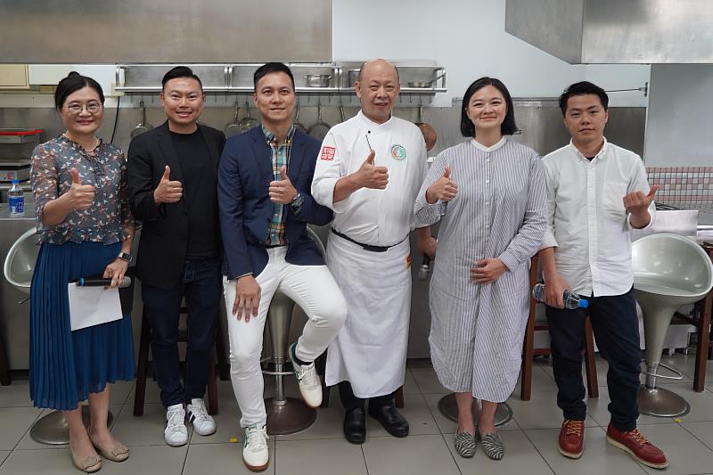 由左至右高餐大西廚系主任江敏慧、燚條柴餐飲有限公司負責人劉恩杰、長榮鳳凰酒店行政主廚吳建平、開元食品公司研發長李龍翔、飲饕餐飲顧問有限公司負責人林世姻、頁小館餐飲有限公司負責人蔡斌漢